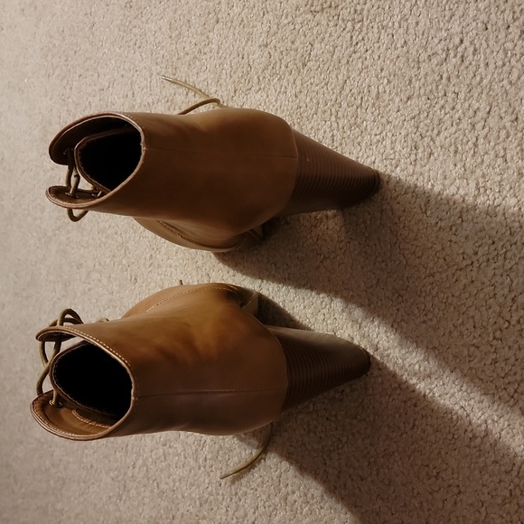 Tan lace up booties. Great condition. Approx 3.5 in chunky heel. Size 8. - Picture 5 of 6